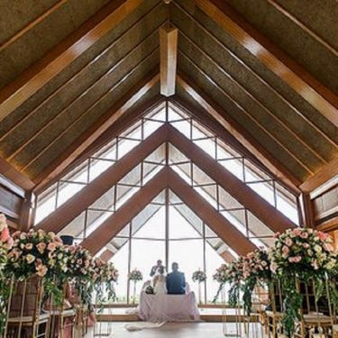 オーシャンビューで叶える本格的なチャペルウェディング