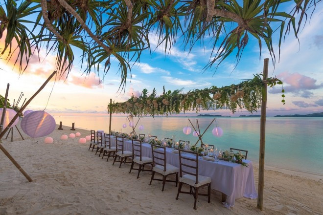 アマンプロでは白砂のビーチを舞台にロマンティックなウェディングセレモニーが叶います。