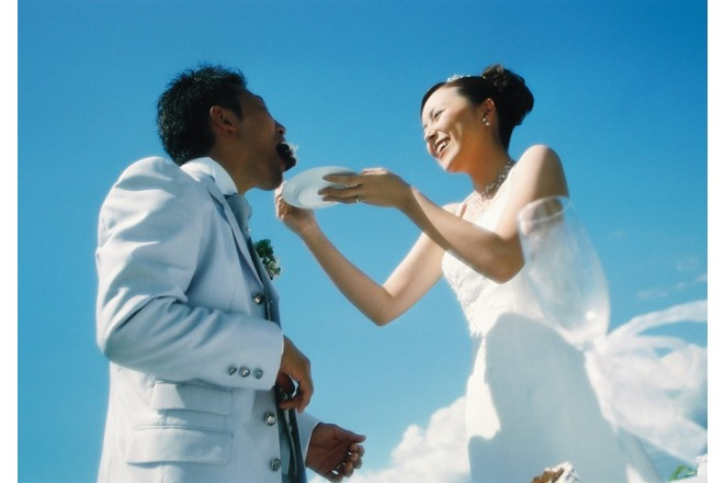 「本当に来て良かったね」一生の思い出になる青空の下の挙式シーン