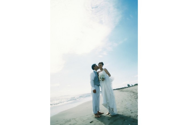 白砂のビーチで寄り添って映画のような1枚を残して