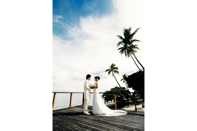 パームツリーが鮮やかに揺れる楽園でのウエディング