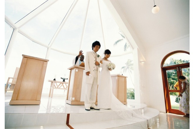 ホワイトサンドのビーチに隣接したチャペルでの心澄んで行くセレモニー