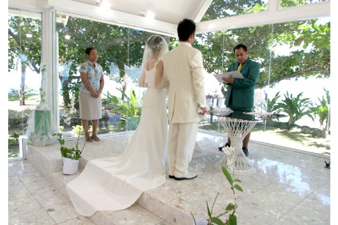 南太平洋のブルーラグーンを前に永遠の愛を誓いあう