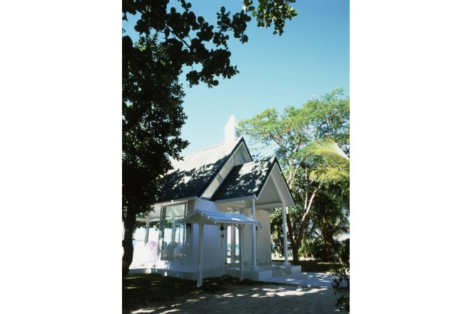 木々の緑をすぐ間近に感じられる自然の中に立つチャペル