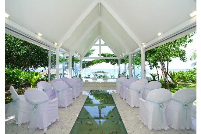 ガラス製のバージンロードの下には愛らしい貝殻のデコレーション