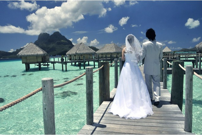 水上バンガローが連なる「ボラボラ パールビーチ・リゾート&スパ」内での挙式。