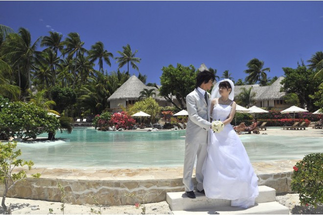 南国の木々や花が溢れ、贅沢さとナチュラルさが同居したリゾート空間。