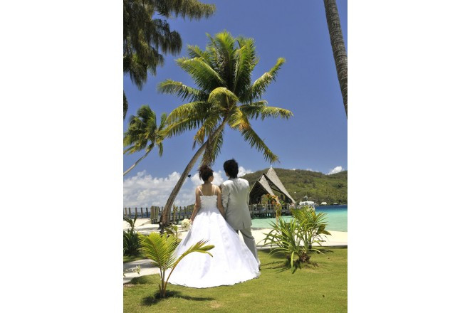 ビーチから吹く爽やかな潮風を感じるチャペルは、フレンチポリネシアン風のナチュラルな造り。