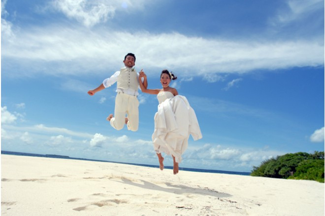 憧れのビーチフォト。モルディブの海・空・緑・風の中ではじけて