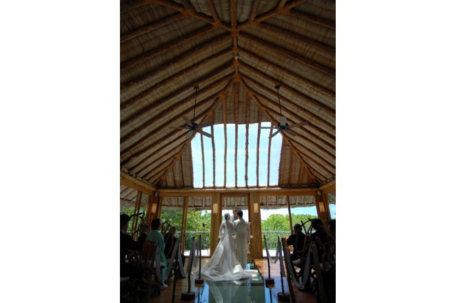 南国を存分に感じさせるウエディングハウス。ガラスのバージンロードが目を引きます