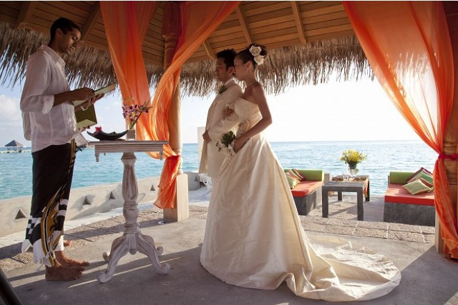 海上のウエディングパビリオンでの開放的なセレモニー。
