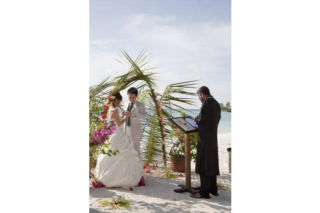 緑や花々で彩られた白砂のビーチでのセレモニー。