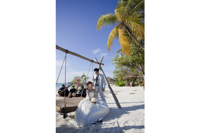 ビーチサイドのブランコに腰掛けてのビーチフォト★