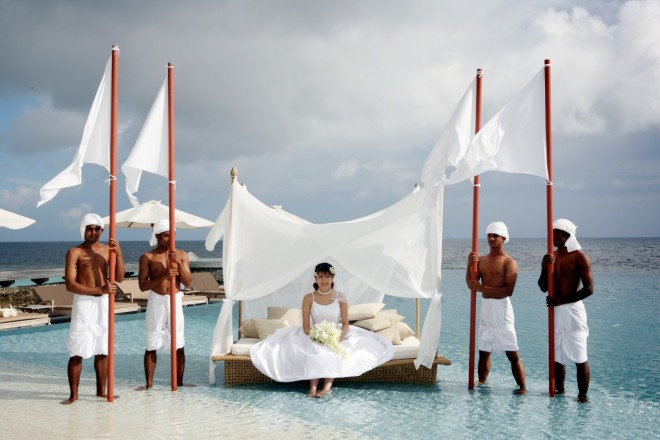 真っ青なラグーンに囲まれた真っ白なビーチで執り行う、心温まるウエディング