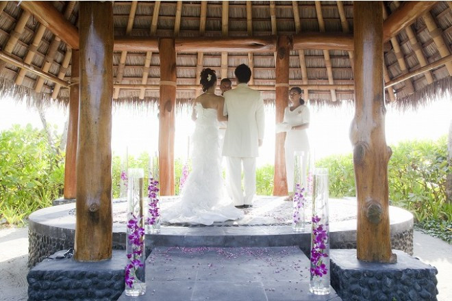 伝統的な様式で建てられたナチュラル感漂うウエディングガゼボ。