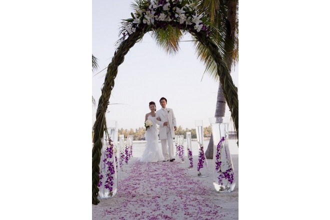 バージンロードに大人めいた雰囲気でお花をデコレーション。