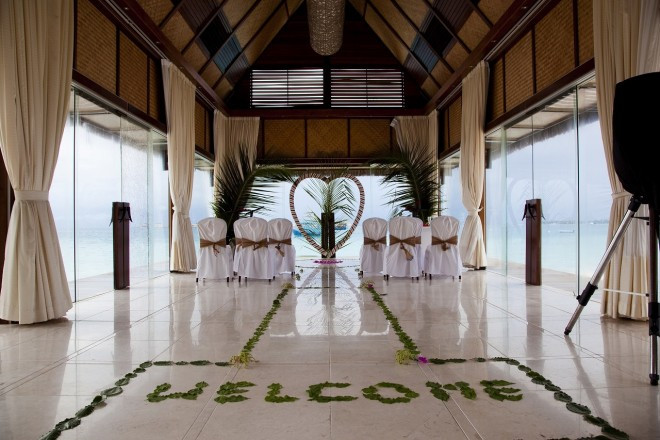 海を眺めるガラス張りのチャペル