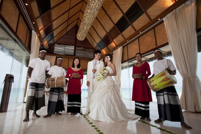 モルディブならではの楽器が挙式を盛り上げます。