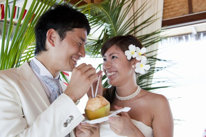 ココナッツジュースを飲む独特の儀式。