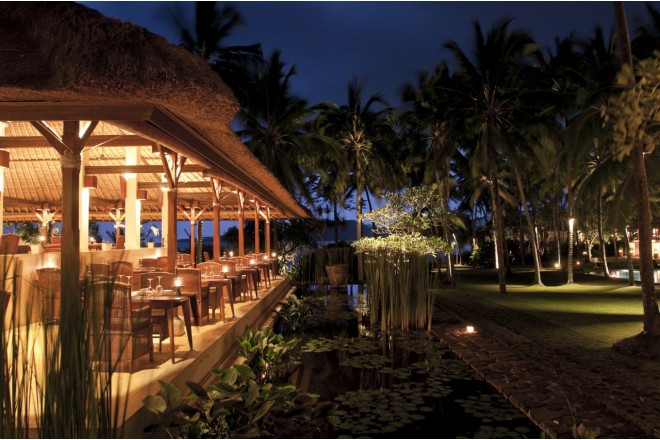 バリ島 究極の隠れ家リゾート、アリラ・マンギスはバリ東部のマンギス地区に位置する静かでスタイリッシュリゾート。ココナッツ林の中にひろがるリゾートは、バリ島で最も聖なる山とされるアグン山と海に抱かれます