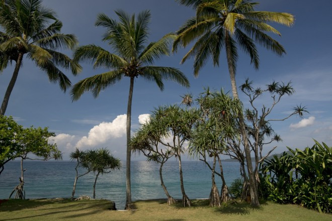 バリ島 究極の隠れ家リゾート、アリラ・マンギスはバリ東部のマンギス地区に位置する静かでスタイリッシュリゾート。ココナッツ林の中にひろがるリゾートは、バリ島で最も聖なる山とされるアグン山と海に抱かれます