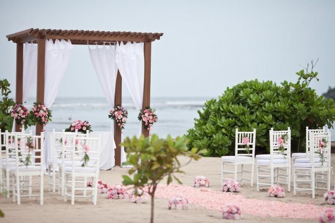 EARTH COLORがオススメする『バリの隠れ家リゾート』カユマニス”とは、インドネシア語でシナモンの木のこと。その名の通り敷地内に植えられたシナモンの香りが芳しい、小さなラグジュアリー・リゾート♡