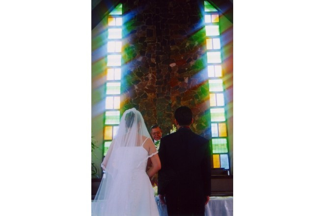 シンプルな色組みのステンドグラスが光ります。