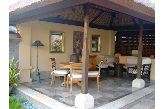 屋外リビングでバリの自然を肌で感じられる非日常のひとときを過ごして