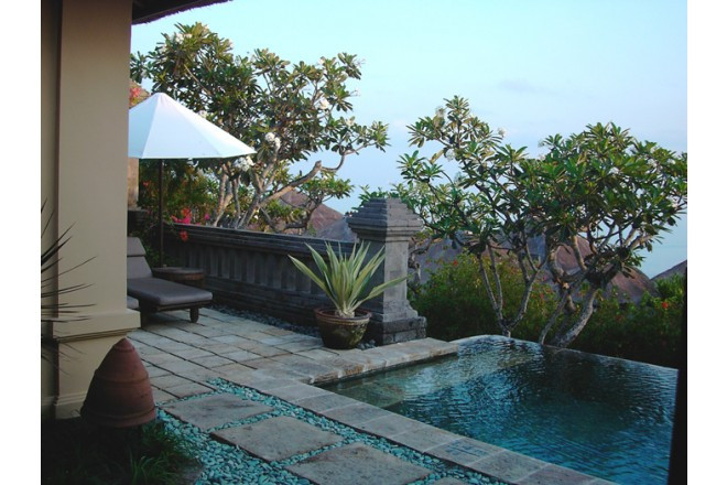 極上のリラックスを感じる洗練されたヴィラに滞在してのウエディング