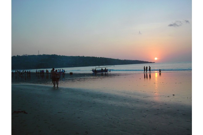 太陽がロマンティックな表情を見せるバリ・ジンバランベイの夕暮れ時