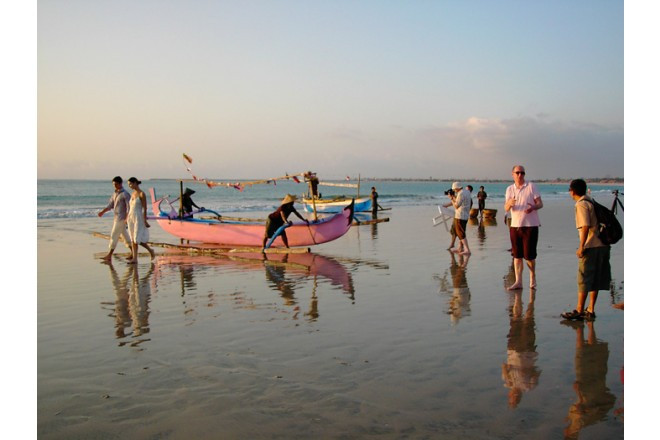 バリ・ジンバランベイ。様々な人々の訪れる、懐かしくもエキゾチックなリゾート地