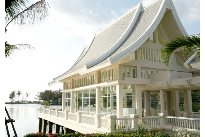 佇まいにタイの伝統文化を感じさせる独創的なチャペル