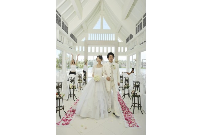 ピュアホワイト一色の洗練された美しい挙式空間。鮮やかなフラワー装飾も映えます。