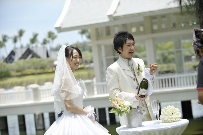 燦々と陽を浴びながらシャンパンセレモニーを楽しんで。