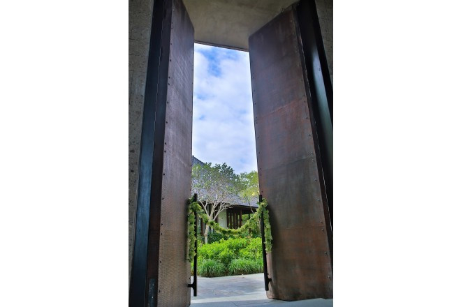 ブルガリチャペル入口ではブライズシーンならではの演出でゲストをお迎え