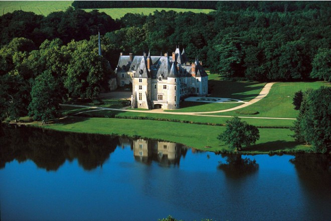 ロワール地方の広大な森の中に佇む古城でのウエディング。