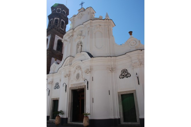 リゾート地アマルフィの海を望む、白亜の外観が印象的な教会