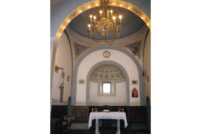 フィレンツェの有力貴族が建てた素朴なロマネスク様式の教会