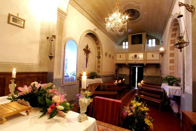 こじんまりとしていながらもロマンチックな雰囲気の漂う教会内部