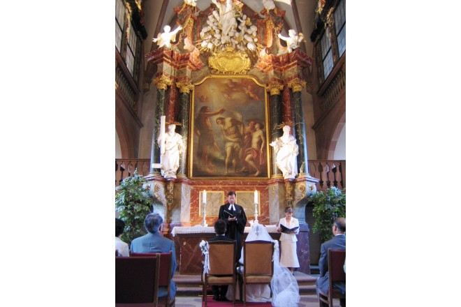 精巧な宗教的装飾に目を奪われる神聖な雰囲気の祭壇