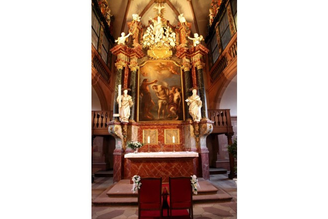 祭壇にはおふたりを見守ってくれる天使の像、祭壇の前には「ヨハネの洗礼」が描かれており、ひときわ美しいチャペル。