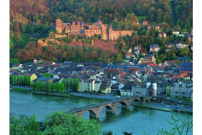 圧倒的な存在感と美しさから、ハイデルベルクの象徴的な建造物とされています。