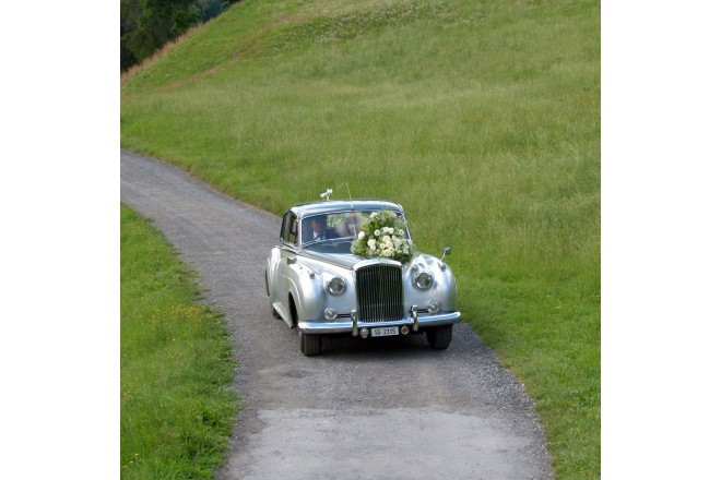 クラシックカーでのフォトツアーも可能。