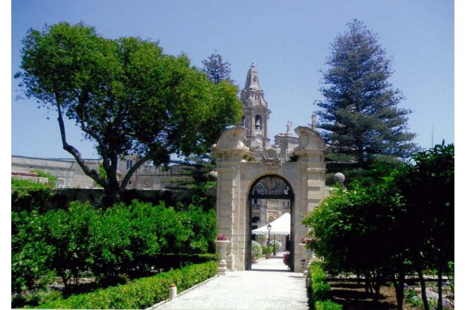 イタリア風の宮殿の周囲には華麗な庭が広がる。