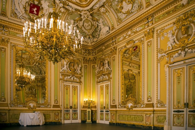 小さなベルサイユ宮殿と言われるほどの豪華絢爛な彫刻やシャンデリアで埋め尽くされたお部屋では一日限りのお姫様気分が味わえる特別な場所。