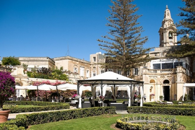 手入れの行き届いたバロック式のガーデン