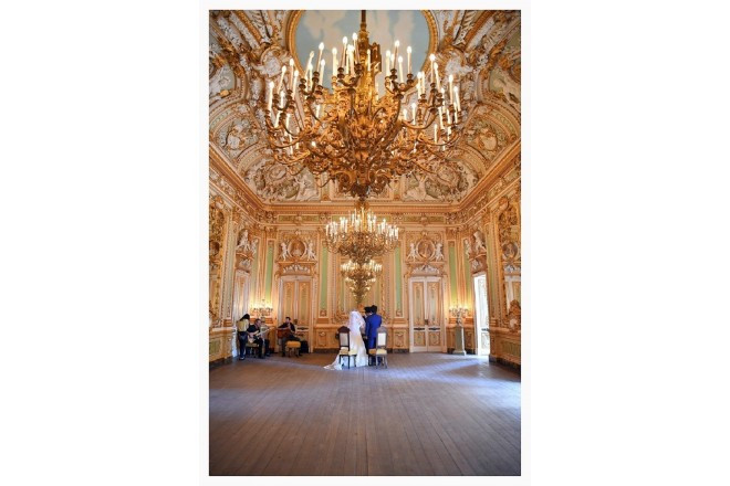 小さなベルサイユ宮殿と言われるほどの豪華絢爛な彫刻やシャンデリアに囲まれながらお二人だけの挙式を