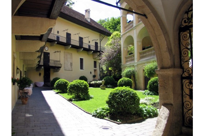 城内には中世から続く静謐で落ち着きのある気品が漂っている