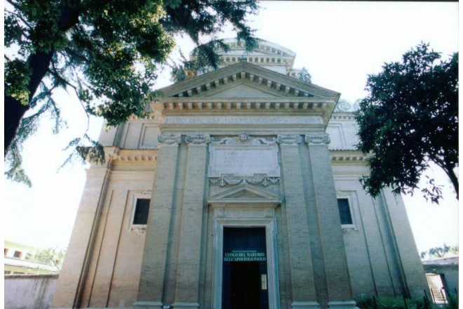 ローマ市内の喧騒を離れた静かな郊外に位置する落ち着いた雰囲気の教会