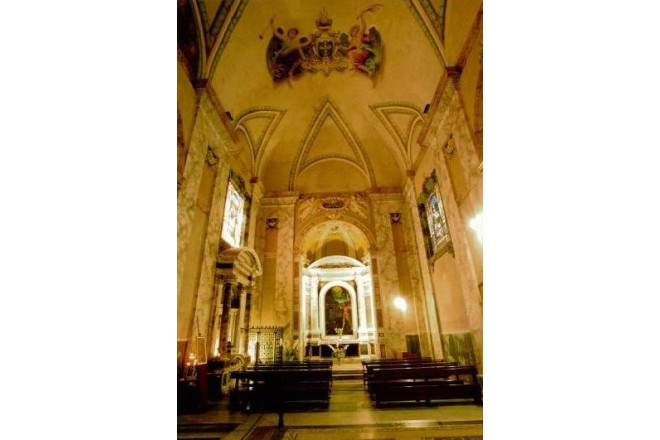 教会の床にはモザイク画が施され、それを取り巻く重厚な大理石の壁面